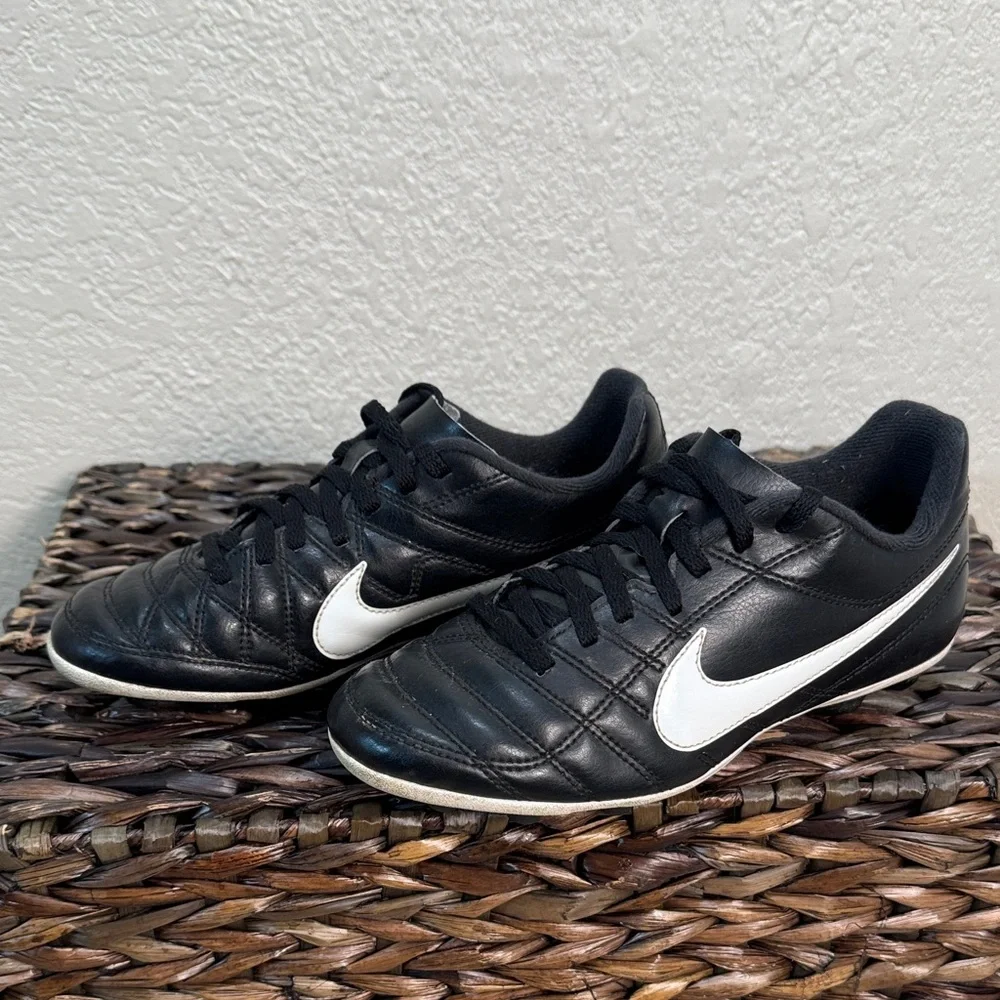 Nike Boys Size 2Y Black and White Athletic Cleat‎ Sport Shoes